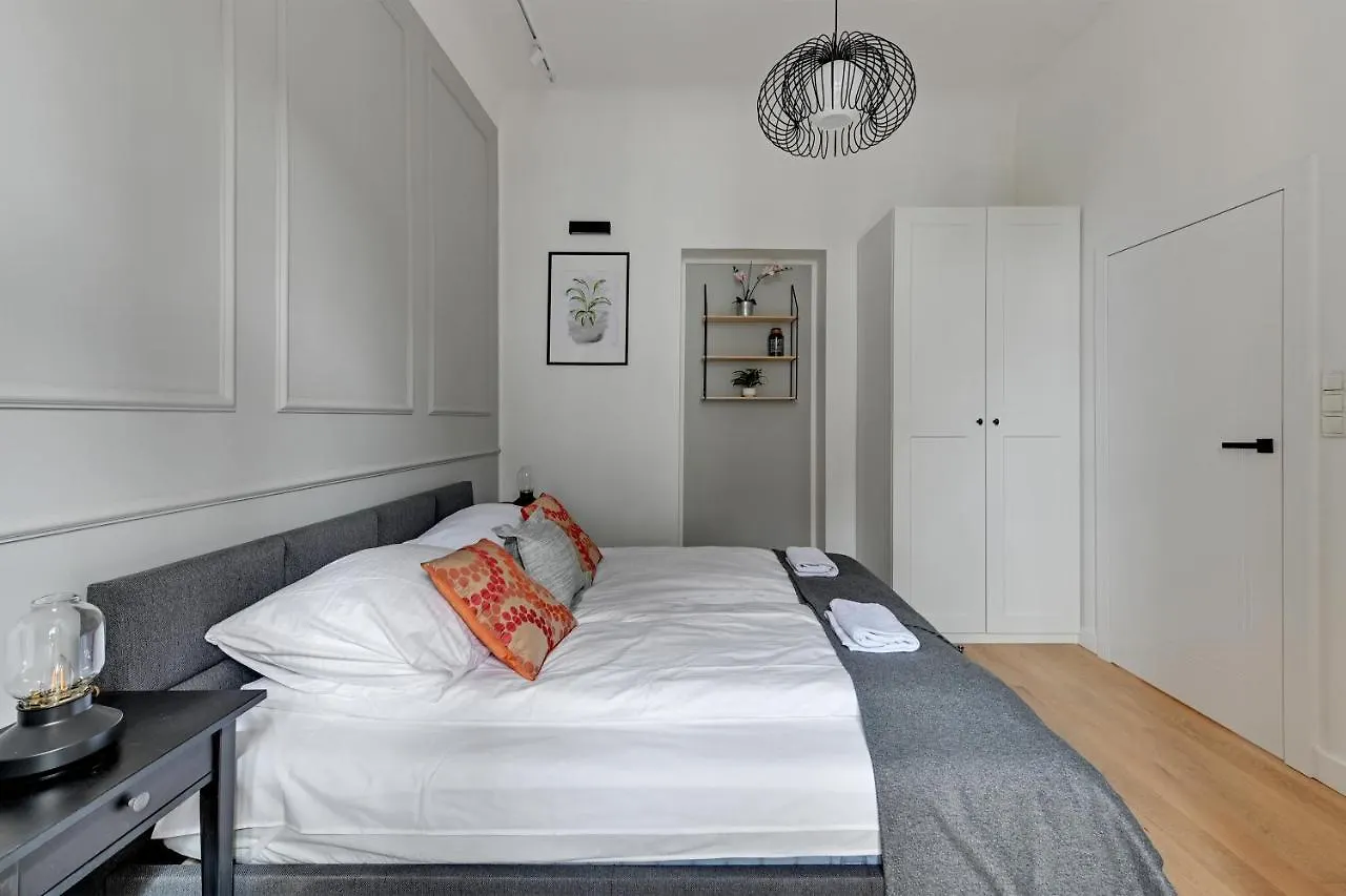 Grand Apartments - Two Bedroom, 6 Person City Center Apartment Sopot Poland