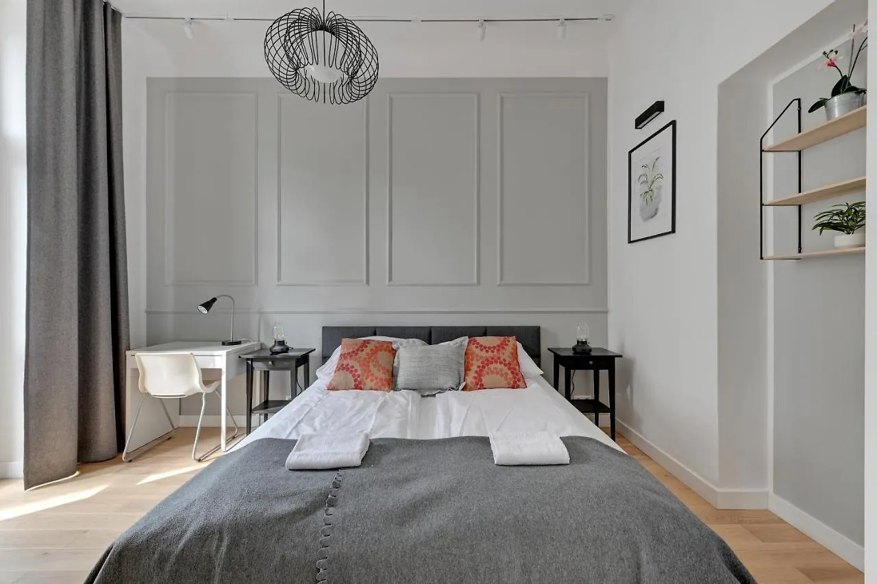 Grand Apartments - Two Bedroom, 6 Person City Center Apartment Sopot