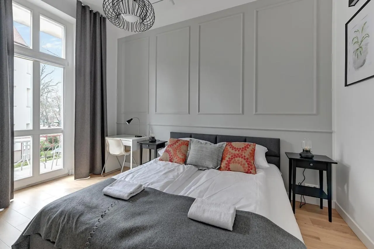 Grand Apartments - Two Bedroom, 6 Person City Center Apartment Sopot